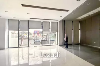 183 SQ.M Retail Space at Rama 4 on Tang Hua Pug Building