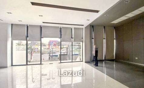 183 SQ.M Retail Space at Rama 4 on Tang Hua Pug Building