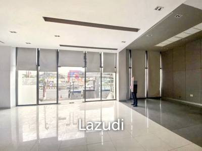 183 SQ.M Retail Space at Rama 4 on Tang Hua Pug Building
