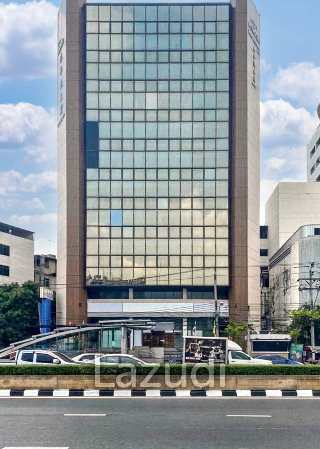 183 SQ.M Retail Space at Rama 4 on Tang Hua Pug Building