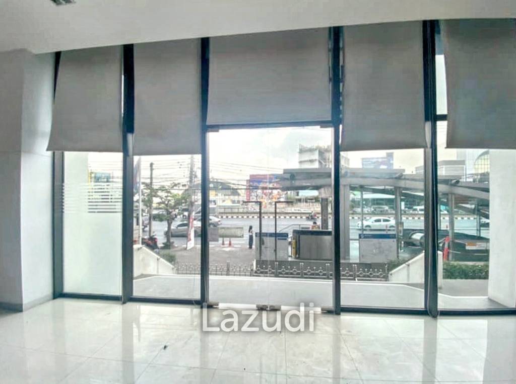 183 SQ.M Retail Space at Rama 4 on Tang Hua Pug Building
