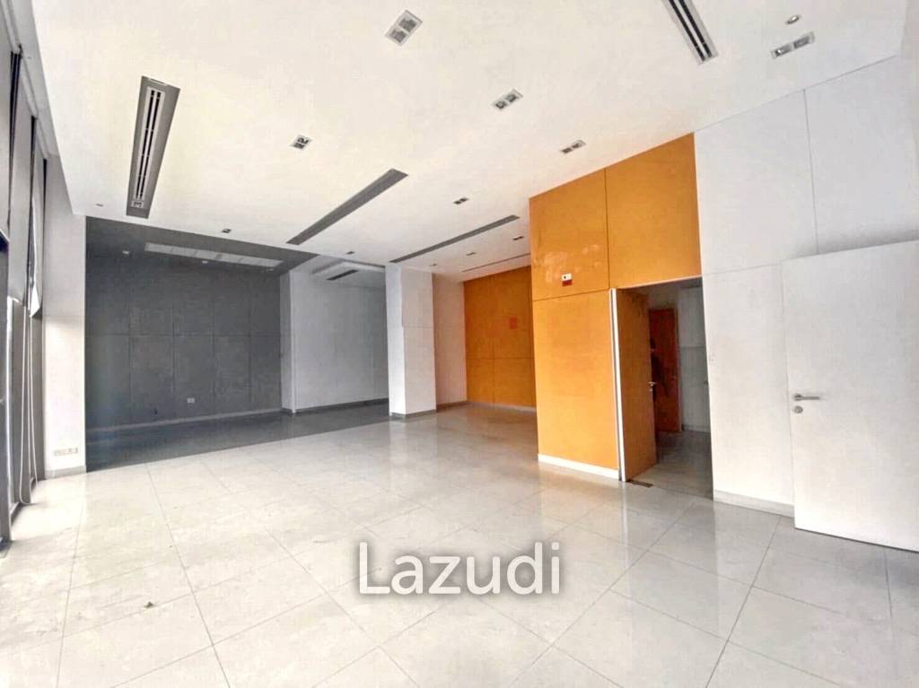183 SQ.M Retail Space at Rama 4 on Tang Hua Pug Building