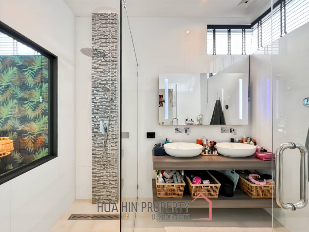 For Sale : Modern 5-Bedroom Villa in La Lua Hua Hin