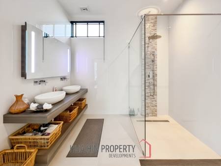 For Sale : Modern 5-Bedroom Villa in La Lua Hua Hin