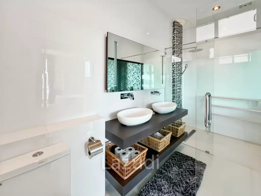 For Sale : Modern 5-Bedroom Villa in La Lua Hua Hin