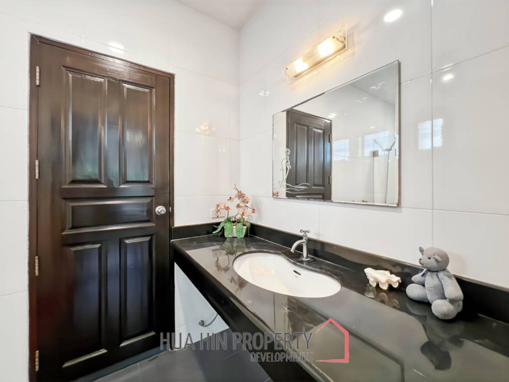 Grand Hill: 5 Bedroom Villa with Private Pool in Soi Hua Hin 88