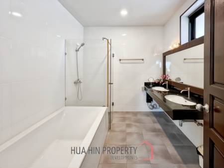 Grand Hill: 5 Bedroom Villa with Private Pool in Soi Hua Hin 88