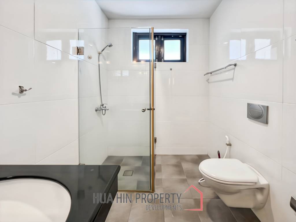 Grand Hill: 5 Bedroom Villa with Private Pool in Soi Hua Hin 88