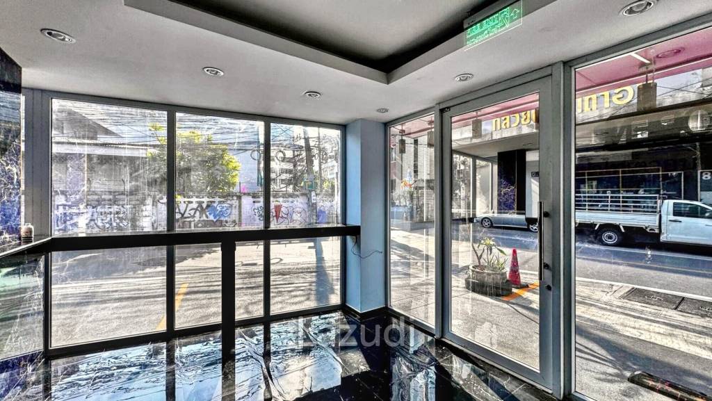 Retail Space in Prime Khlong Toei Bangkok