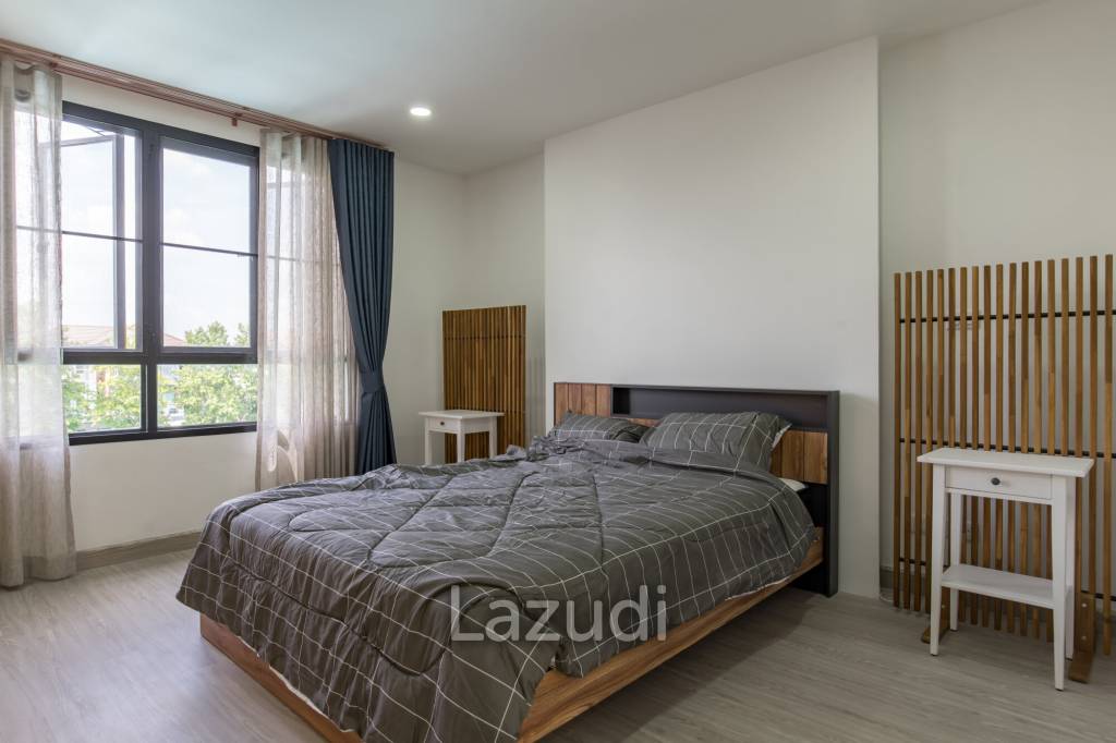 Luxurious 3.5-Storey Townhouse Bangkok for Sale