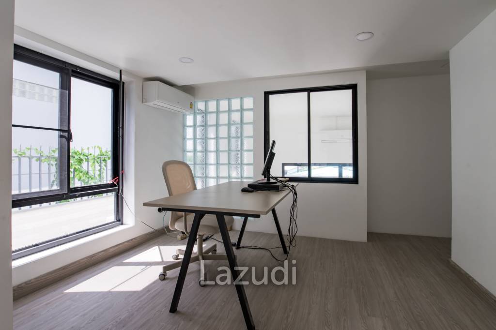 Luxurious 3.5-Storey Townhouse Bangkok for Sale