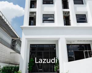 Luxury 4-Bedroom Townhouse in Saphan Sung