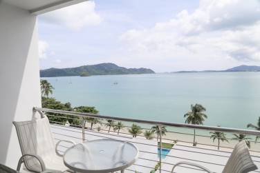 Beachfront 4 Bedroom Condo In Panwa