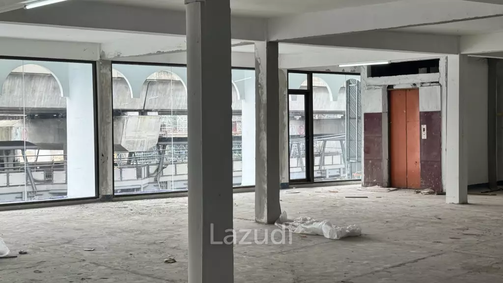High Traffic 5-Storey Building with Prime Sukhumvit Road Frontage at Udomsuk/  Bangna