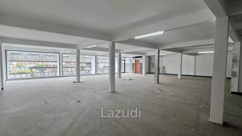 High Traffic 5-Storey Building with Prime Sukhumvit Road Frontage at Udomsuk/  Bangna