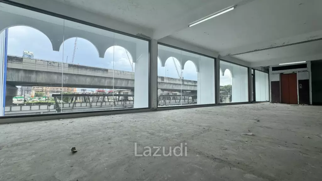 High Traffic 5-Storey Building with Prime Sukhumvit Road Frontage at Udomsuk/  Bangna