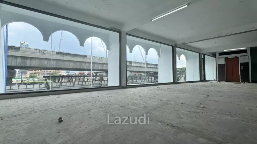 High Traffic 5-Storey Building with Prime Sukhumvit Road Frontage at Udomsuk/  Bangna