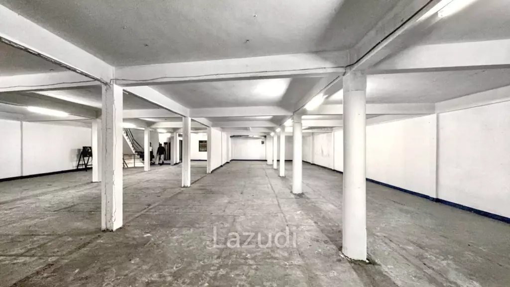 High Traffic 5-Storey Building with Prime Sukhumvit Road Frontage at Udomsuk/  Bangna