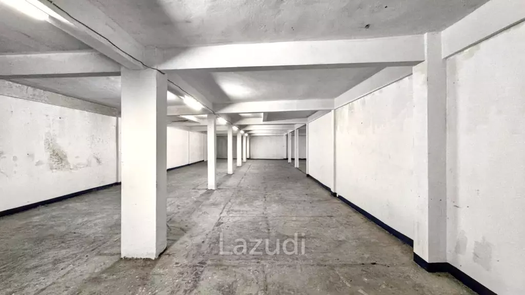 High Traffic 5-Storey Building with Prime Sukhumvit Road Frontage at Udomsuk/  Bangna