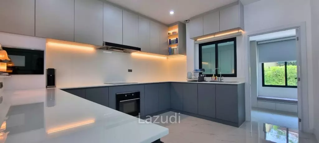 4 Beds 4 Baths 550 SQ.M. Horseshoe Point