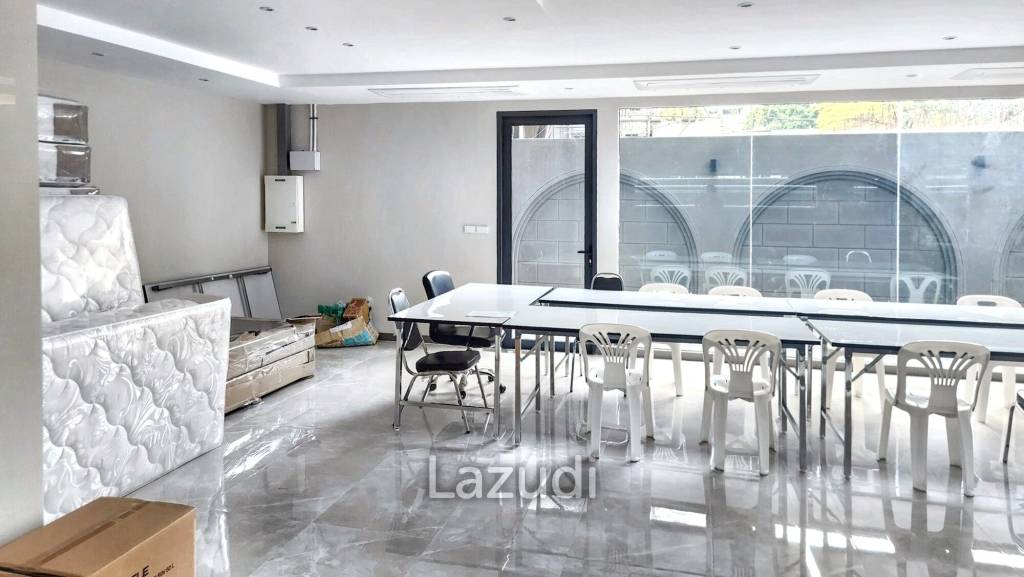 70sqm Retail Space in New Luxury Residential Building on Sukhumvit 39 – Perfect for Your Next Business!