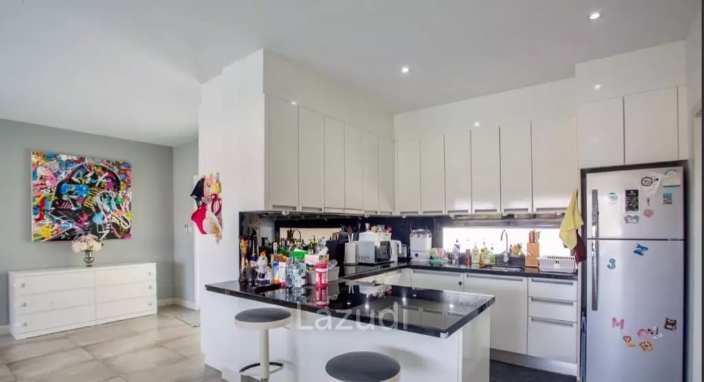 Black Mountain Golf Course: 3 bedroom luxury pool villa on the golf course