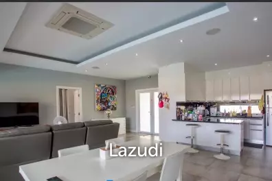 Black Mountain Golf Course: 3 bedroom luxury pool villa on the golf course