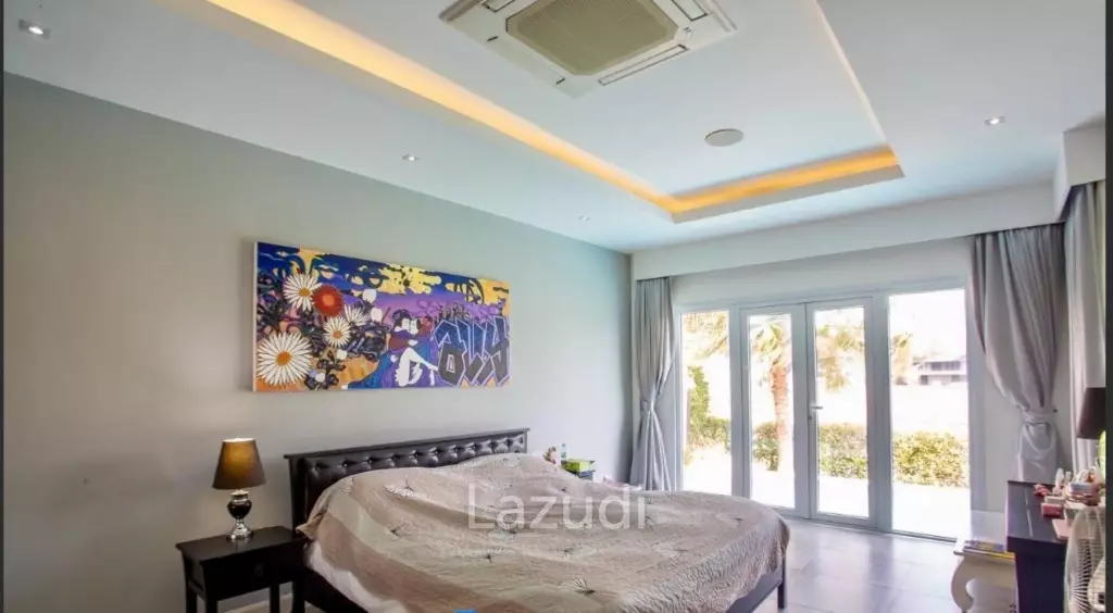 Black Mountain Golf Course: 3 bedroom luxury pool villa on the golf course