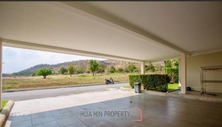 Black Mountain Golf Course: 3 bedroom luxury pool villa on the golf course