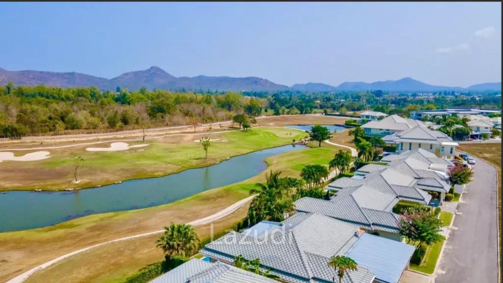 Black Mountain Golf Course: 3 bedroom luxury pool villa on the golf course