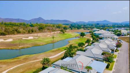 Black Mountain Golf Course: 3 bedroom luxury pool villa on the golf course