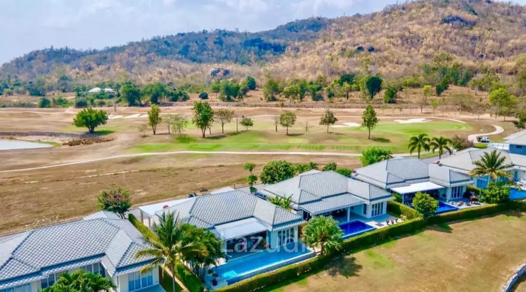 Black Mountain Golf Course: 3 bedroom luxury pool villa on the golf course