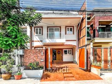 5 bed 4 bath Townhouse 250 SQ.M. in Bang Kho Laem Bangkok