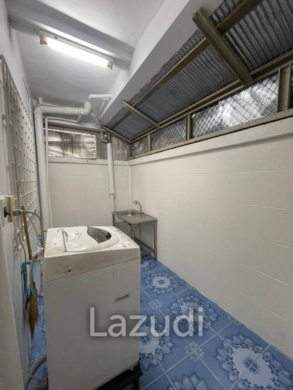 2 Bedrooms Townhouse For Sale in Fah Thai Project