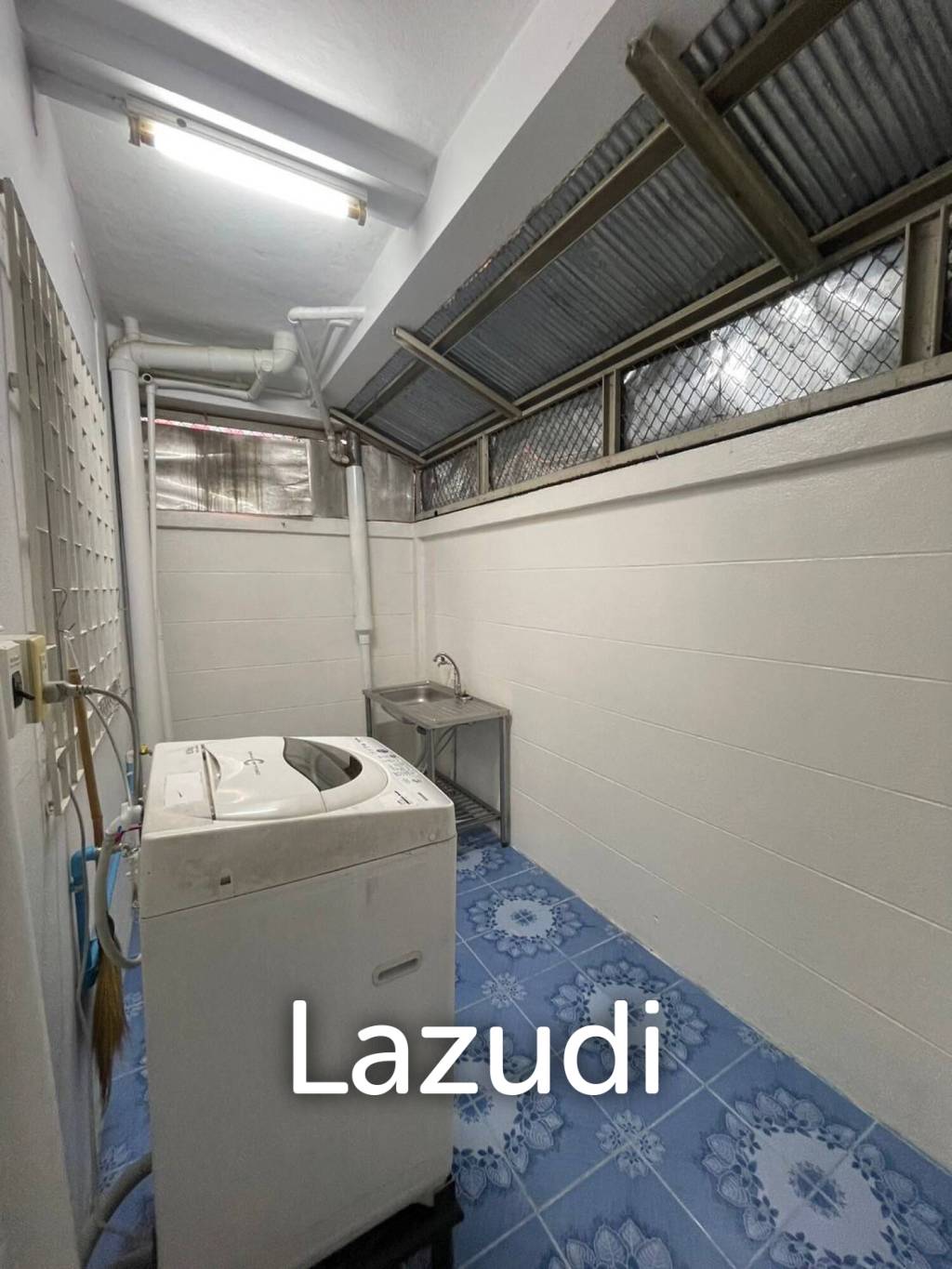 2 Bedrooms Townhouse For Sale in Fah Thai Project