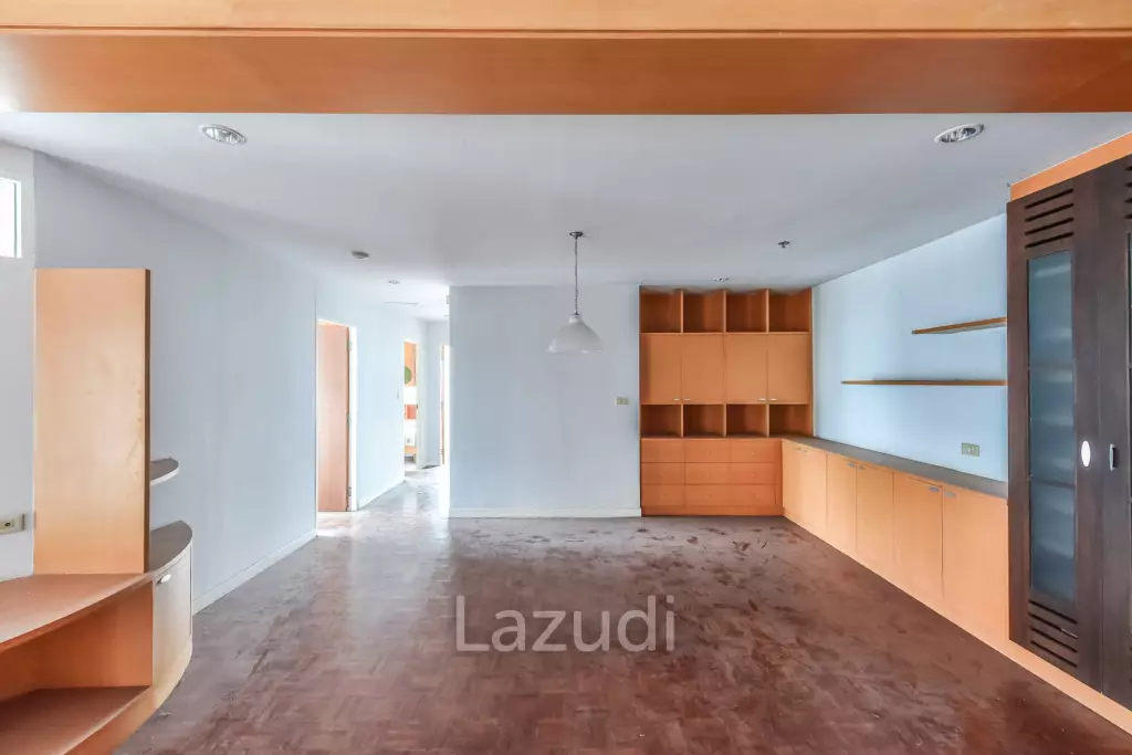 3 Bedroom 2 Bathroom 114 SQ.M Silom Suite
