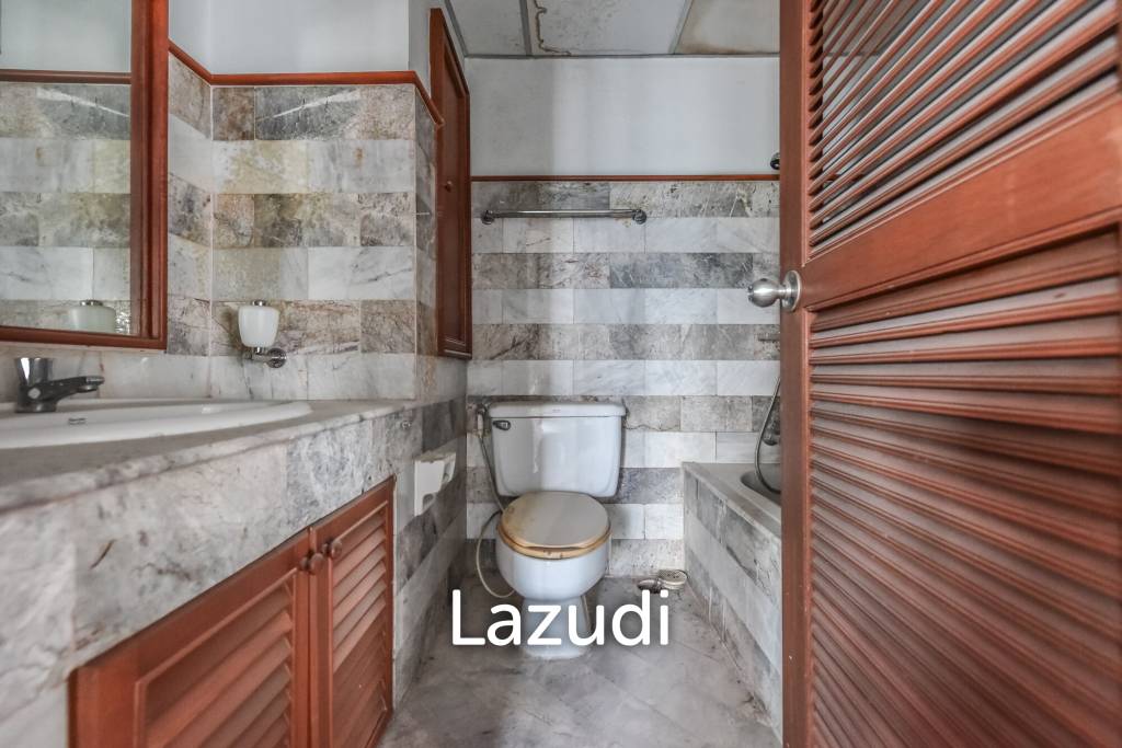 3 Bedroom 2 Bathroom 114 SQ.M Silom Suite