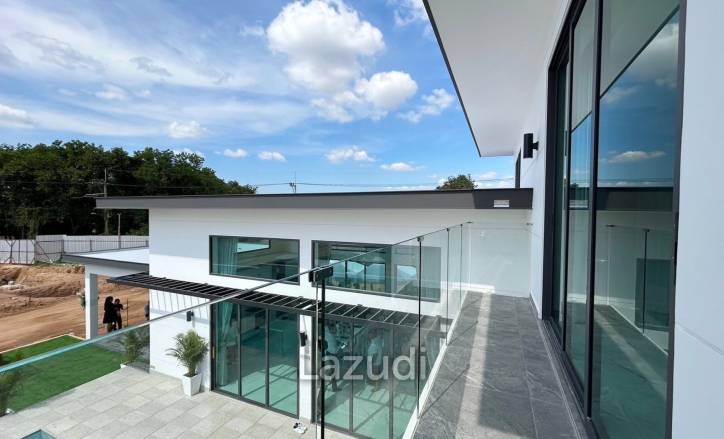 Luxurious 4-Bedroom 407.9 SQ.M Villa in Layan Chak Nok