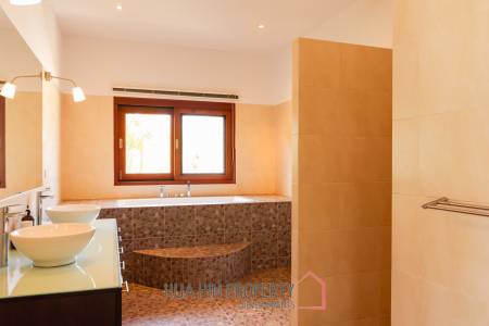 SMART HOUSE RESORT : 5 bed pool villa