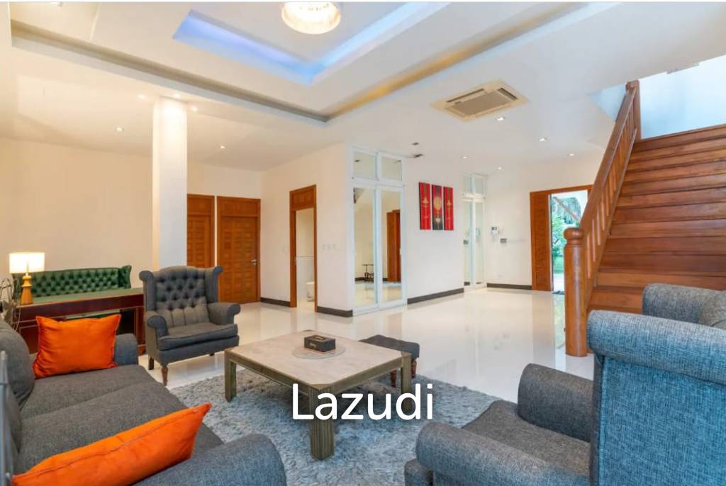 Hillside 5-Bedroom Pool Villa with Chalong Bay View