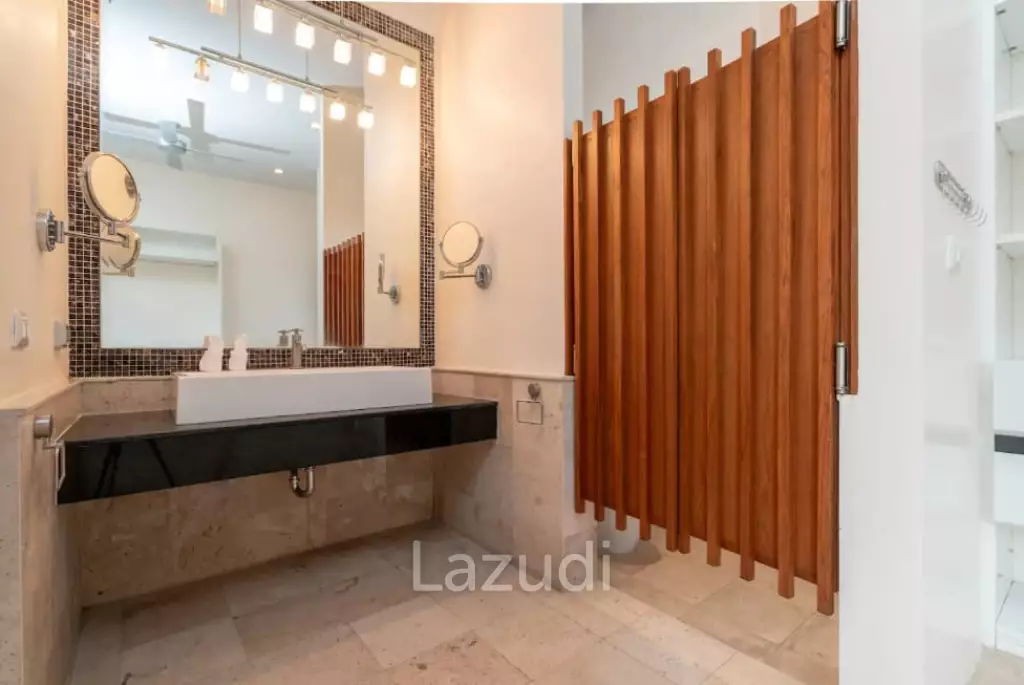 Hillside 5-Bedroom Pool Villa with Chalong Bay View