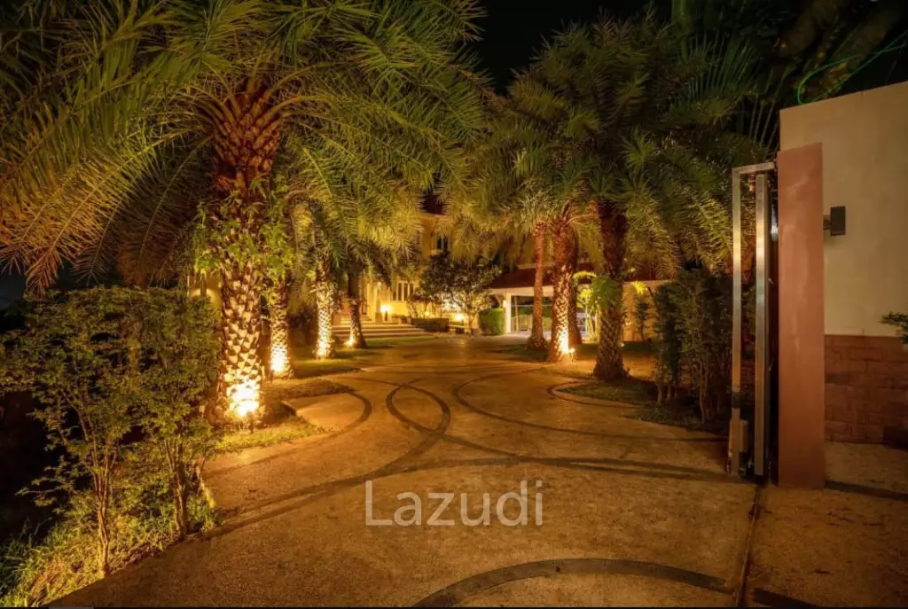 Hillside 5-Bedroom Pool Villa with Chalong Bay View