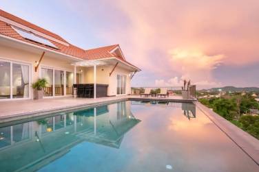 Hillside 5-Bedroom Pool Villa with Chalong Bay View