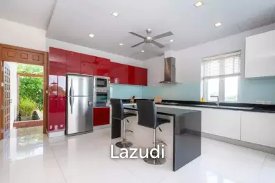 Hillside 5-Bedroom Pool Villa with Chalong Bay View