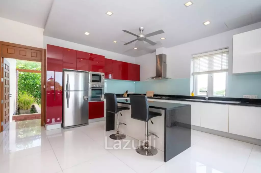 Hillside 5-Bedroom Pool Villa with Chalong Bay View