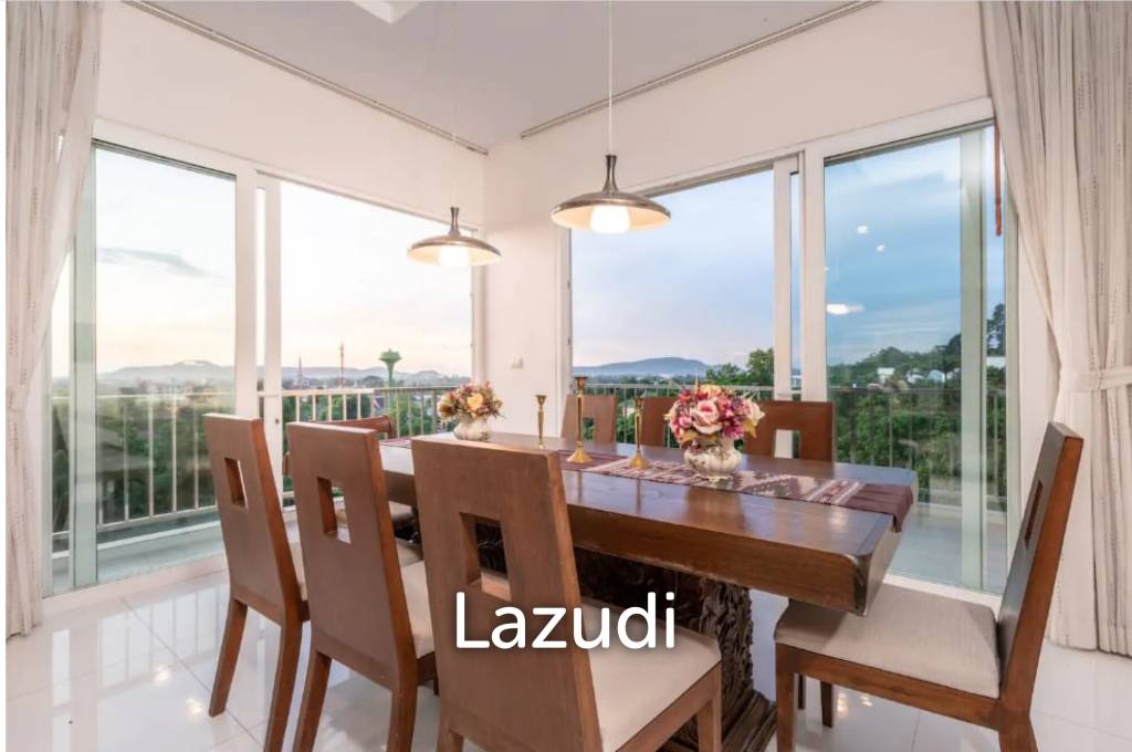Hillside 5-Bedroom Pool Villa with Chalong Bay View