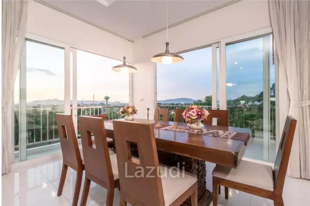 Hillside 5-Bedroom Pool Villa with Chalong Bay View