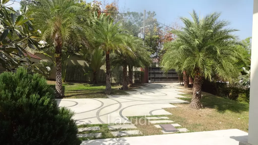 Hillside 5-Bedroom Pool Villa with Chalong Bay View