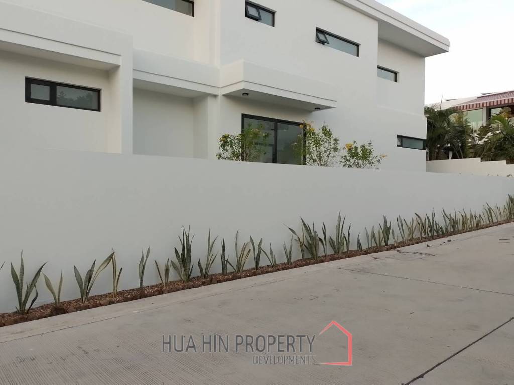 LA LUA RESORT : 4 bed 2 storey modern villa with great view
