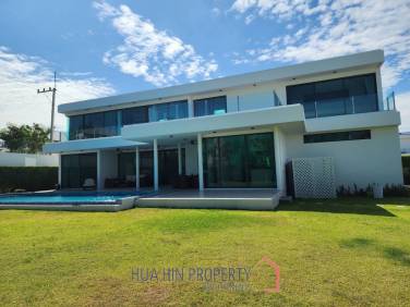 LA LUA RESORT : 4 bed 2 storey modern villa with great view